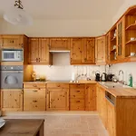 Appartement Kiraly Csaladi Apartman- Royal Family #freegarage Boedapest