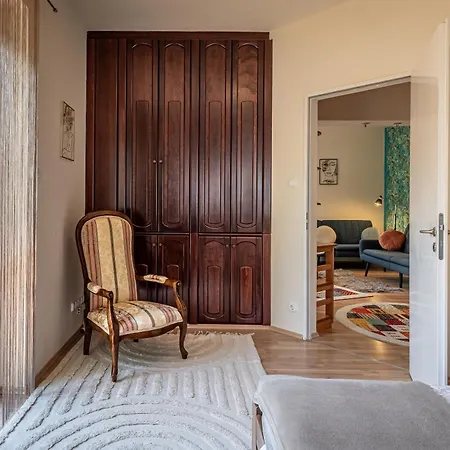 Apartamento Kiraly Csaladi Apartman- Royal Family #freegarage