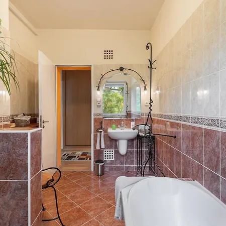 Apartment Kiraly Csaladi Apartman- Royal Family #freegarage *