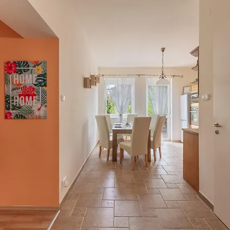 Apartment Kiraly Csaladi Apartman- Royal Family #freegarage *