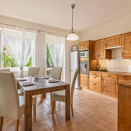 Kiraly Csaladi Apartman- Royal Family #freegarage Apartment Budapest