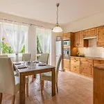 Kiraly Csaladi Apartman- Royal Family #freegarage Apartament Budapesta
